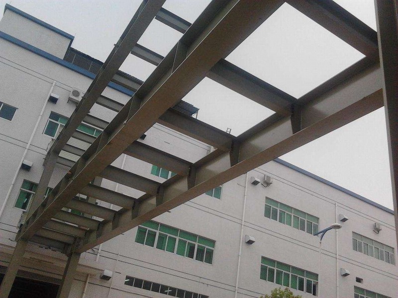 鋼結(jié)構(gòu)房屋的頂部使用哪種材料？